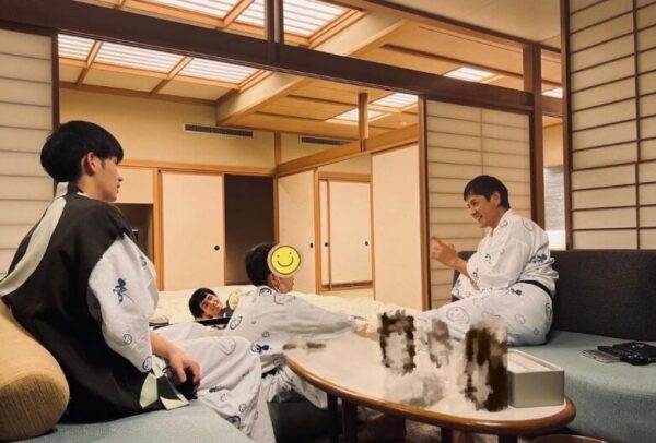 沢村一樹、野村大貴、野村康太、三男と写っている画像