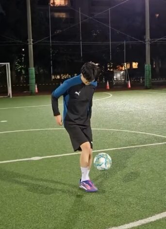サッカーをしている結木滉星の画像