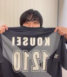サッカーユニフォームを見せている結木滉星の画像