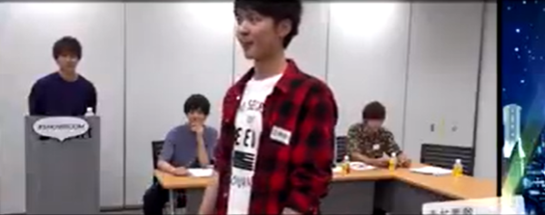 ジュノンボーイコンテスト出演時、百瀬拓実の名札を付けて話す百瀬拓実の画像