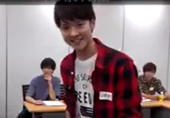 ジュノンボーイコンテスト出演時、百瀬拓実の名札を付けて話す百瀬拓実の画像