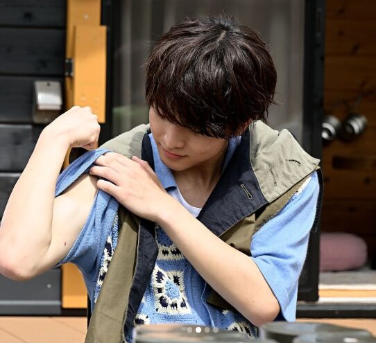 柏木悠がバべる！内で筋肉を見せている画像