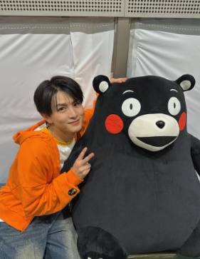 柏木悠とくまモンのツーショット画像