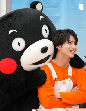 柏木悠とくまモンのツーショット画像