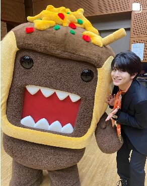 柏木悠とたこ焼きドーモ君のツーショット画像