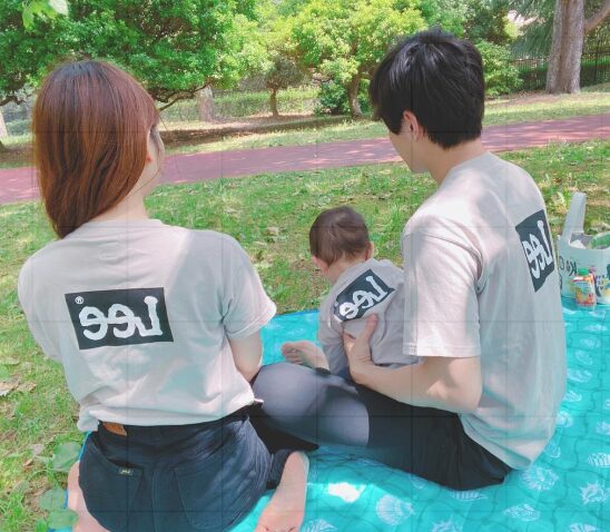 前田公輝の妹（インフルエンサー）のインスタグラムに投稿されている写真（妹と家族の後ろ姿の画像）