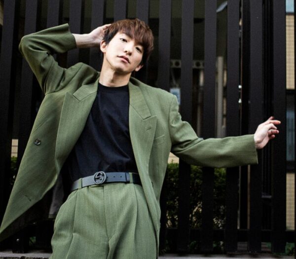 2019年のマイナビインタビューの際、父の服にグッチのベルトをしている前田公輝の画像