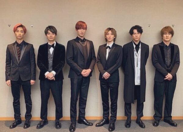 SixTONESが立って横並びの画像