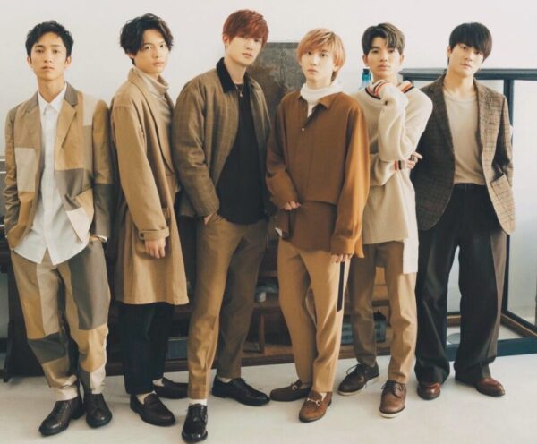 SixTONESが立って横並びの画像