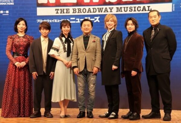 京本大我の舞台制作発表時共演者と並んでいる画像