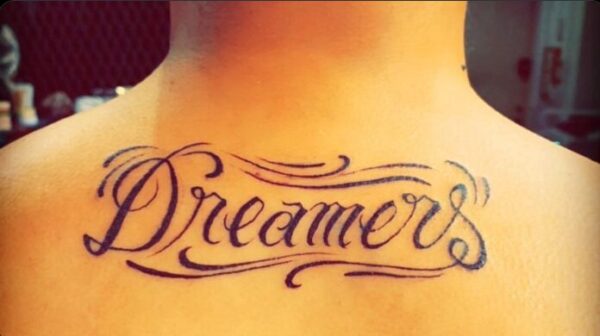 数原龍友のタトゥー画像(首)