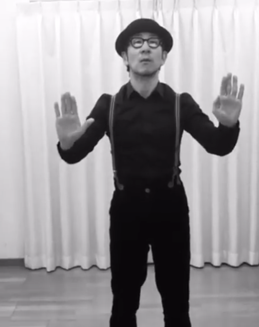 矢柴俊博がパントマイムを行っている画像