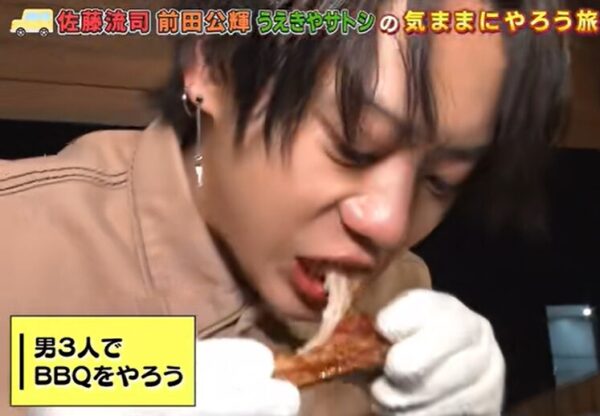 佐藤流司 前田公輝 うえきやサトシの気ままにやろう旅のBBQで肉をほおばる佐藤流司の画像