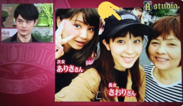 瀬戸康史と妹ふたりとの画像
