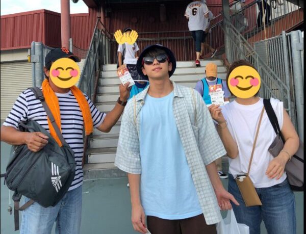 山下幸輝と母と父との画像