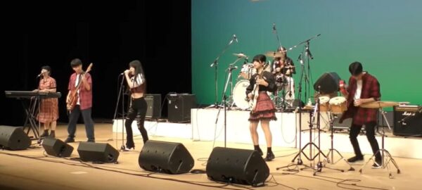 コンテストで演奏の中ボーカルとして熱唱する高見文寧の画像