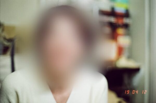 石井正則が自身のYoutubeチャンネル内で紹介した妻の画像(顔にモザイク)