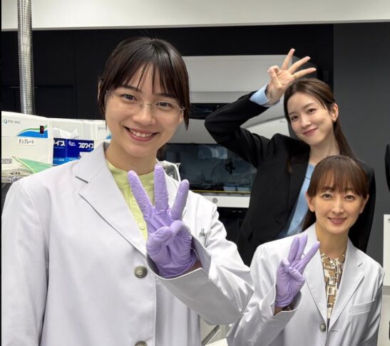 のんさんと永野芽郁さんのドラマキャスター出演時の画像