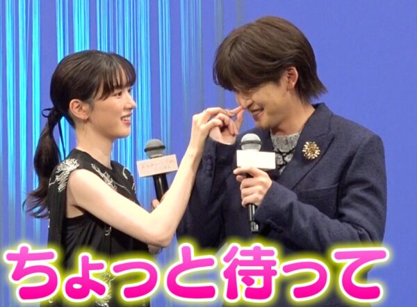 高橋文哉の顔についた糸くずを永野芽郁が撮っている画像引用元: