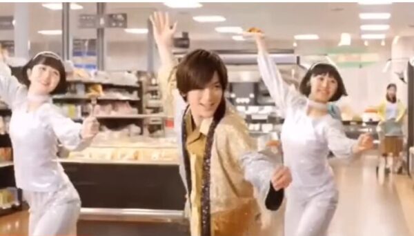 2019年ソーセージのCM:「ごてあらポー!」に出演時の西田祥子の画像