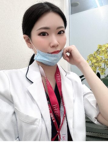白衣姿の酒井愛里寿の画像