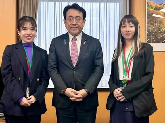 赤澤経済再生担当大臣と黒澤楓の画像