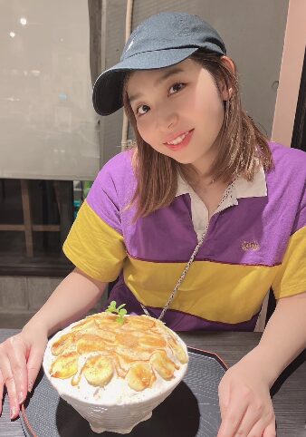 河地柚奈がかき氷を食べる画像