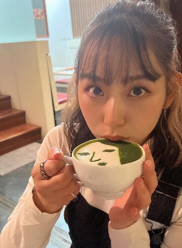 河地柚奈がカフェでくつろいでいる画像