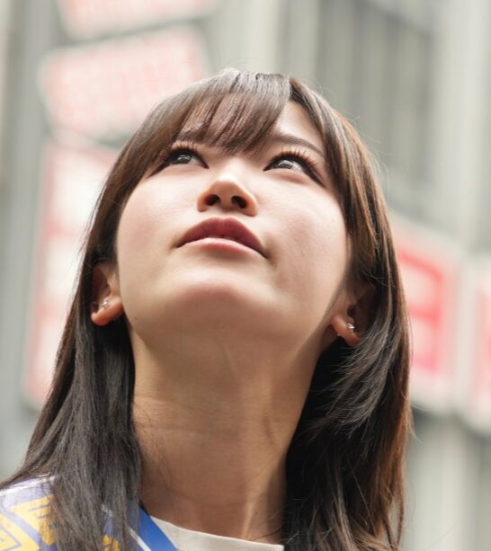 街頭演説中の渡辺莉央の画像