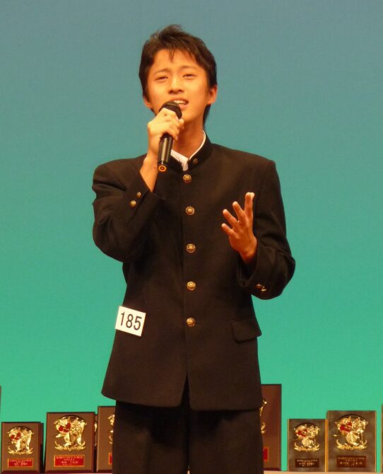 青山新が中学2年生の時、カラオケ大会に出演した時の画像