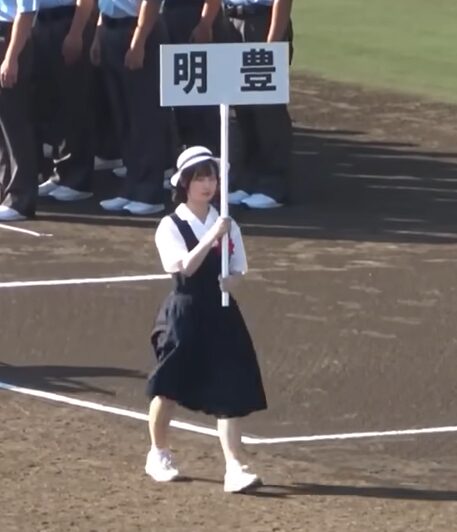明豊のプラカードガールの写真