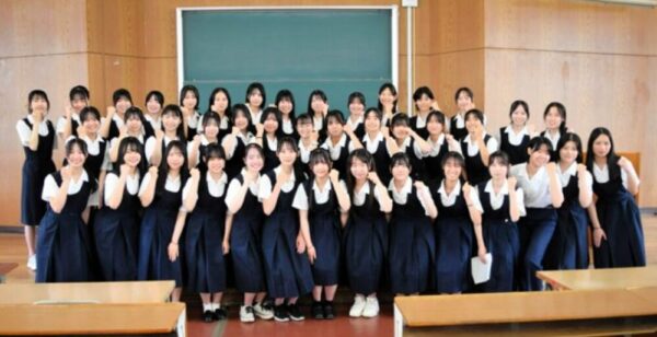 2025年度117回甲子園出場の西宮市立西宮高校プラカードガールの集合写真