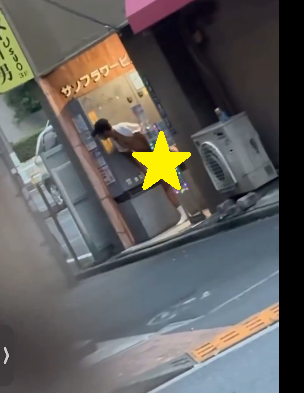 新宿2丁目のサンフラワービルから顔を出す草間リチャード敬太さんの画像
