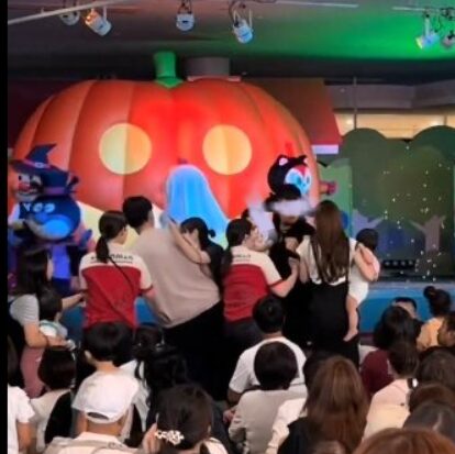 2025/11/15アンパンマンミュージアム横浜のショー中に喧嘩している父親同士に仲裁に入る女性スタッフの画像1