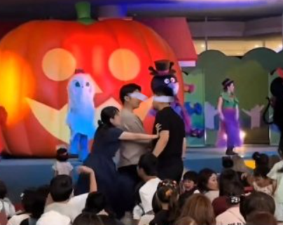 2025/11/15アンパンマンミュージアム横浜のショー中に喧嘩している父親同士に仲裁に入る女性スタッフの画像2