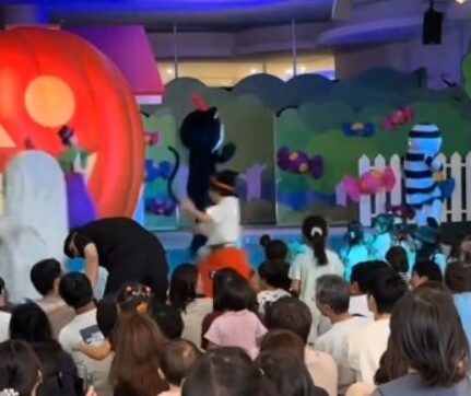 2025/11/15アンパンマンミュージアム横浜のショー中に喧嘩している父親同士の画像