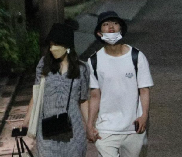 斉藤優里と本髙克樹が手つなぎで歩いている画像