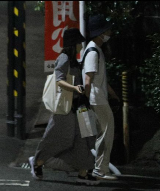 斉藤優里と本髙克樹が手つなぎで歩いている画像2