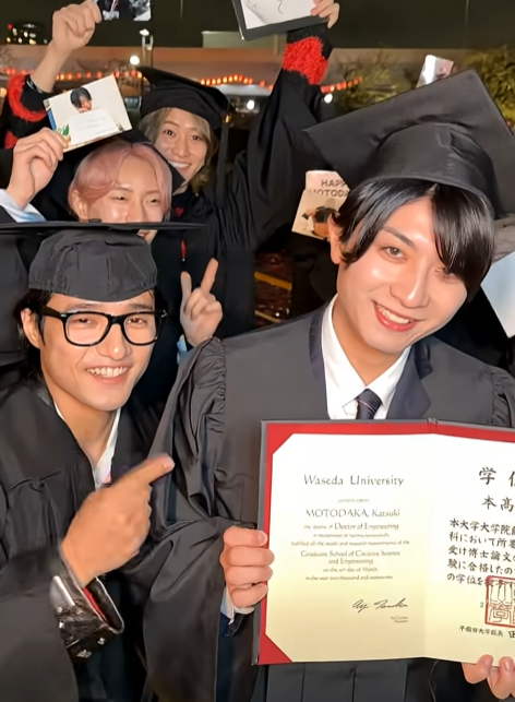 本髙克樹さんが早稲田大学博士号を取得した卒業時の写真